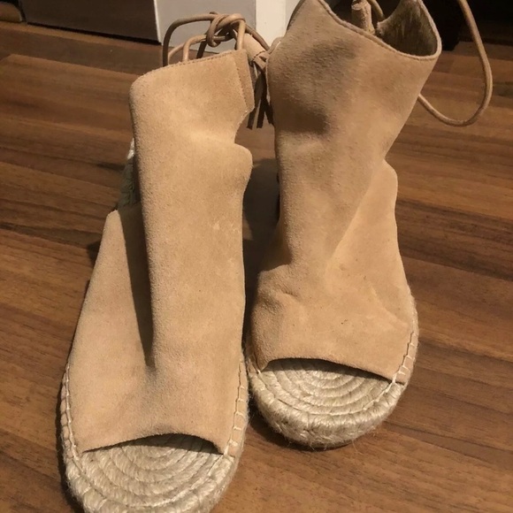 Betty's Women Tan Wedges US 6 - Picture 2 of 8